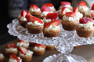 Desserttörtchen mit Sahne und Erdbeeren