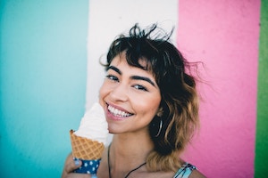 Junge Frau mit selbstgemachtem Eis