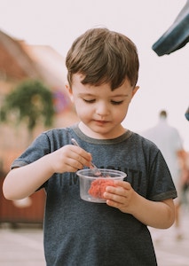Kleiner Junge isst hausgemachtes Eis