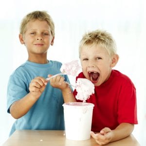 Kinder beim Eis essen